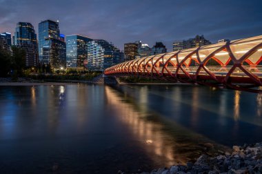 Gün doğumunda Calgary Alberta 'daki Bow Nehri üzerindeki yaya köprüsünün görüntüsü..