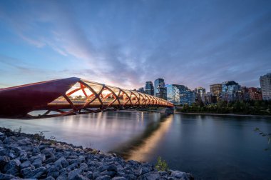 Gün doğumunda Calgary Alberta 'daki Bow Nehri üzerindeki yaya köprüsünün görüntüsü..