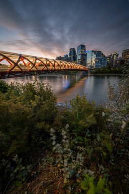 Gün doğumunda Calgary Alberta 'daki Bow Nehri üzerindeki yaya köprüsünün görüntüsü..