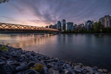 Gün doğumunda Calgary Alberta 'daki Bow Nehri üzerindeki yaya köprüsünün görüntüsü..
