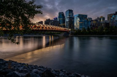 Gün doğumunda Calgary Alberta 'daki Bow Nehri üzerindeki yaya köprüsünün görüntüsü..
