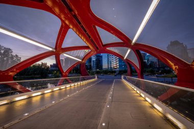 Gün doğumunda Calgary Alberta 'daki Bow Nehri üzerindeki yaya köprüsünün görüntüsü..