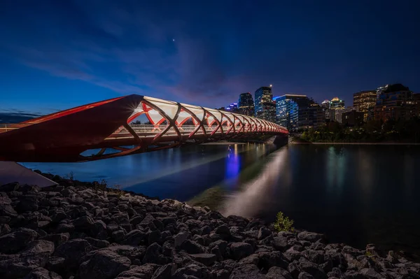 Gün doğumunda Calgary Alberta 'daki Bow Nehri üzerindeki yaya köprüsünün görüntüsü..