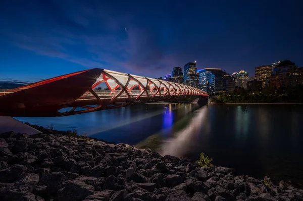 Widok Mostu Dla Pieszych Nad Rzeką Bow Calgary Alberta Wschodzie — Zdjęcie stockowe