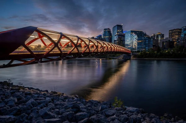 Gün Doğumunda Calgary Alberta Daki Bow Nehri Üzerindeki Yaya Köprüsünün — Stok fotoğraf