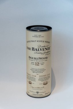 Balvenie 12 yaşında, beyaz arka planda tek malt viski sunum kutusu..