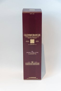 Glenmorange tek malt viski sunum kutusu beyaz zemin üzerinde.