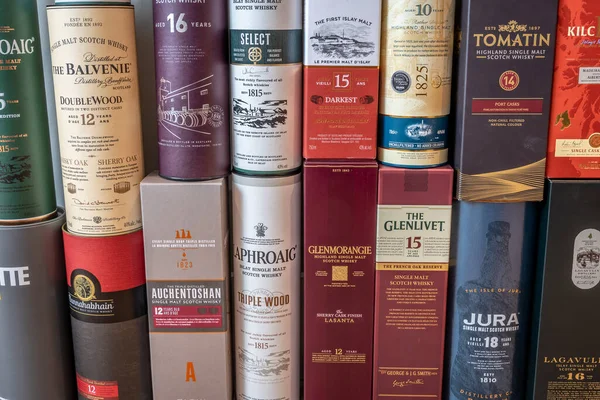 Verschiedene Scotch Whisky Präsentationsboxen Gestapelt Einen Hintergrund Schaffen — Stockfoto