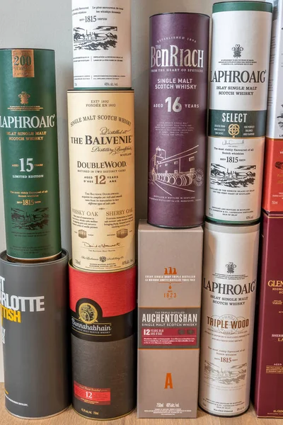 Verschiedene Scotch Whisky Präsentationsboxen Gestapelt Einen Hintergrund Schaffen — Stockfoto