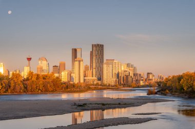 Calgary 'nin ufku sonbaharda Bow Nehri boyunca uzanıyor..