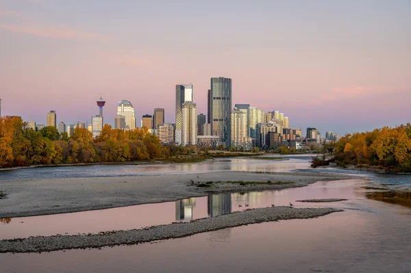 Skyline Calgary Wzdłuż Bow River Jesienią — Zdjęcie stockowe