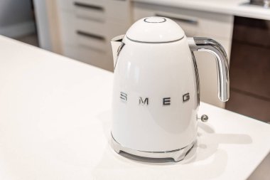 Calgary, Alberta - 8 Ekim 2020: Beyaz mutfak arka planlı SMEG çaydanlığı.