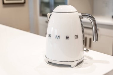 Calgary, Alberta - 8 Ekim 2020: Beyaz mutfak arka planlı SMEG çaydanlığı.