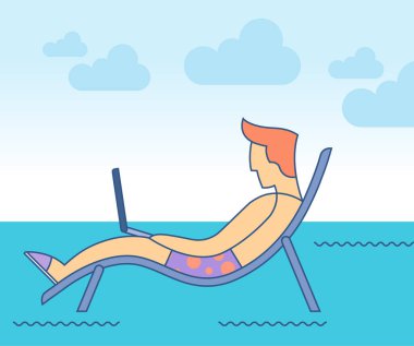 Kumsalda dizüstü kullanan adam.