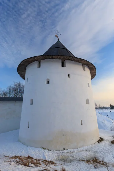 Torre Russa Velha Majestosa Cor Branca Inverno Contra Céu Azul — Fotografia de Stock