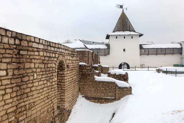 Kar Beyaz Kule Tarihi Savunma Duvarı Yanında Durmak Yok Edilen — Stok fotoğraf