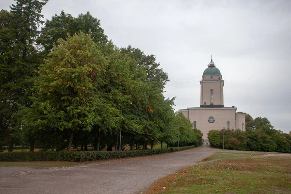 教会在秋天的公园 — 图库照片