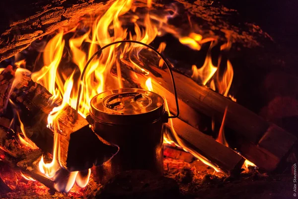 Preparing Food Open Fire Hike — Stock Photo, Image