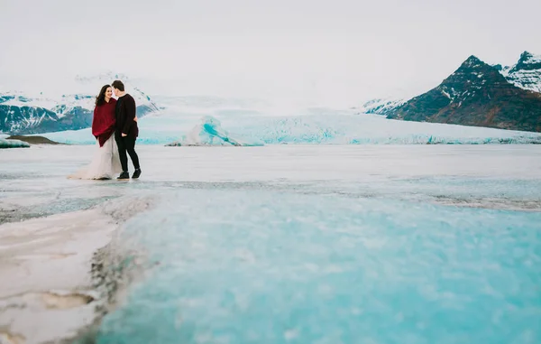 冰岛在冰川泻湖举行婚礼。婚礼室外 — 图库照片