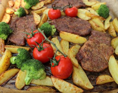 brokoli ve kiraz domates ile dekore edilmiş patates pişmiş et 