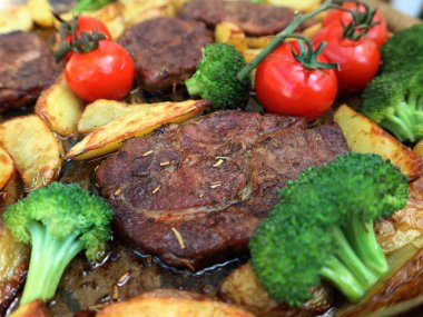 brokoli ve kiraz domates ile dekore edilmiş patates pişmiş et 