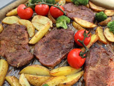 farklı pişmiş sebze ve et biftek