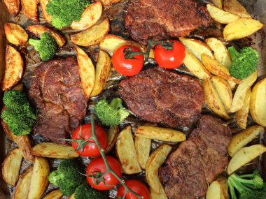 pişmiş sebze ve et pişirme tepsisi, üstten görünüm üzerinde muhtelif 