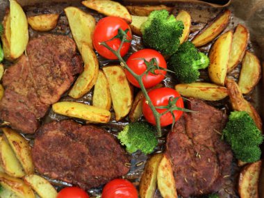 pişmiş sebze ve et pişirme tepsisi, üstten görünüm üzerinde muhtelif 