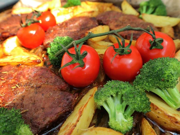 brokoli ve kiraz domates ile dekore edilmiş patates pişmiş et 