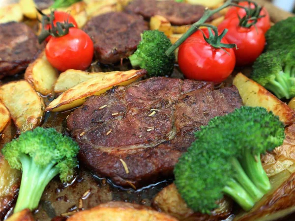 brokoli ve kiraz domates ile dekore edilmiş patates pişmiş et 