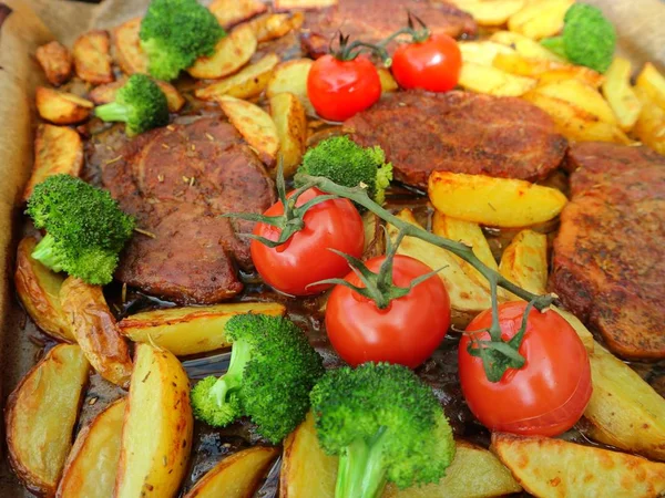 farklı pişmiş sebze ve et biftek