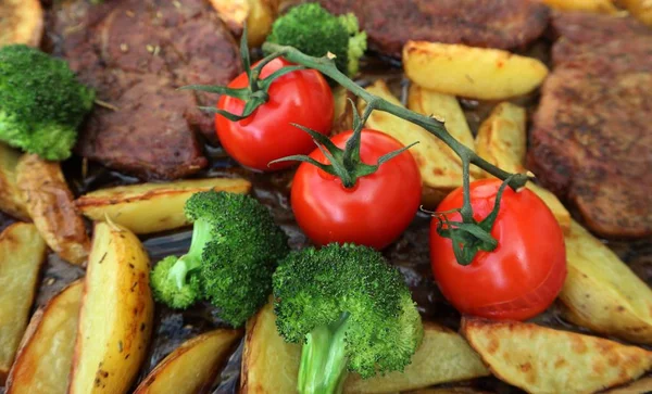 brokoli ve kiraz domates ile dekore edilmiş patates pişmiş et 