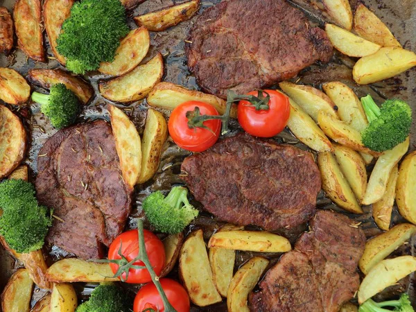 pişmiş sebze ve et pişirme tepsisi, üstten görünüm üzerinde muhtelif 