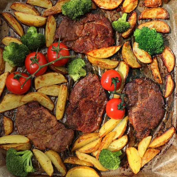 pişmiş sebze ve et pişirme tepsisi, üstten görünüm üzerinde muhtelif 