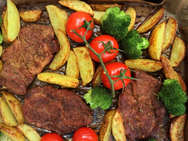 pişmiş sebze ve et pişirme tepsisi, üstten görünüm üzerinde muhtelif 
