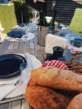 Sepeti taze pişmiş ekmek ve buns Restoran ahşap tablo 