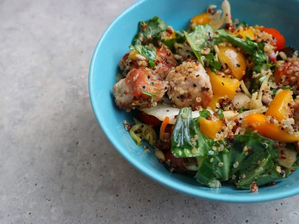 Délicieuse Salade Verte Aux Légumes Frais Dans Bol Bleu — Photo