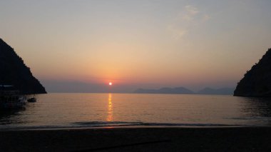 Akdenizde Gunbatimi. Akdeniz'de gün batımı