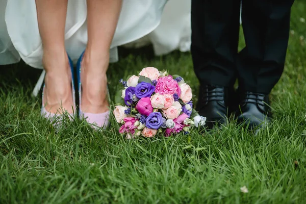 Γαμήλια ανθοδέσμη νύφη λουλούδια — Φωτογραφία Αρχείου