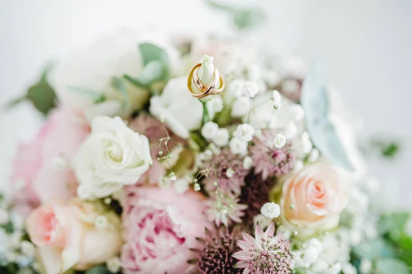 Noiva buquê anéis de casamento — Fotografia de Stock