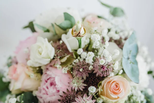 Menyasszony bouquet gyűrűk, esküvő — Stock Fotó