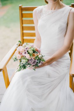 Parlak düğün buket farklı çiçekler ile tutarak gelin
