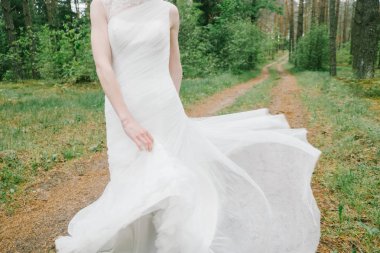 Genç mutlu gelin ona düğün gününde, gelinlik ayrıntılarını