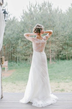 Genç mutlu gelin ona düğün gününde, bir gelinlik arkası ayrıntılarını