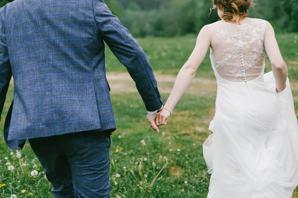 Onların düğün günü üzerinde yeni evliler şık birkaç. Mutlu genç gelin, zarif damat tutuşup kaçmak