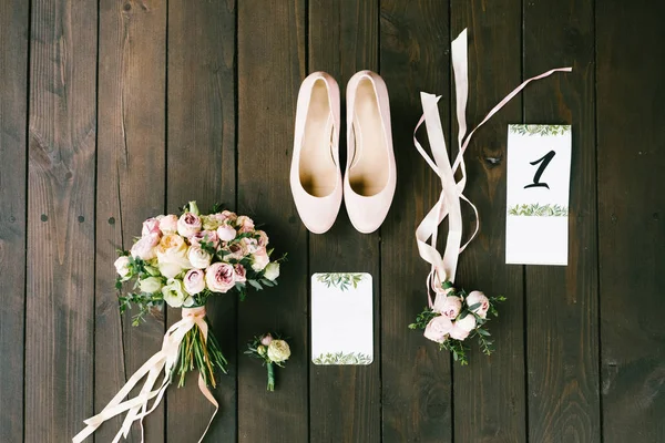 Elegante Buquê Casamento Com Uma Fita Convite Casamento Sapatos Flores Fotos De Bancos De Imagens