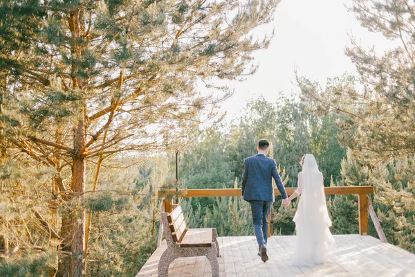 Casal Elegante Recém Casados Seu Dia Casamento Noiva Jovem Feliz Imagens De Bancos De Imagens Sem Royalties