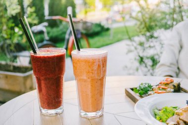 Smoothies ve ahşap masa kafede snacks iki bardak