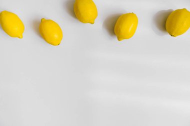 Gri arka plan üzerinde birkaç limon. Düz yatıyordu, en iyi görünüm. Kopya alanı, üstbilgi için blog 