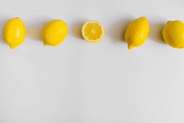 Gri arka plan üzerinde birkaç limon. Düz yatıyordu, en iyi görünüm. Kopya alanı, üstbilgi için blog 